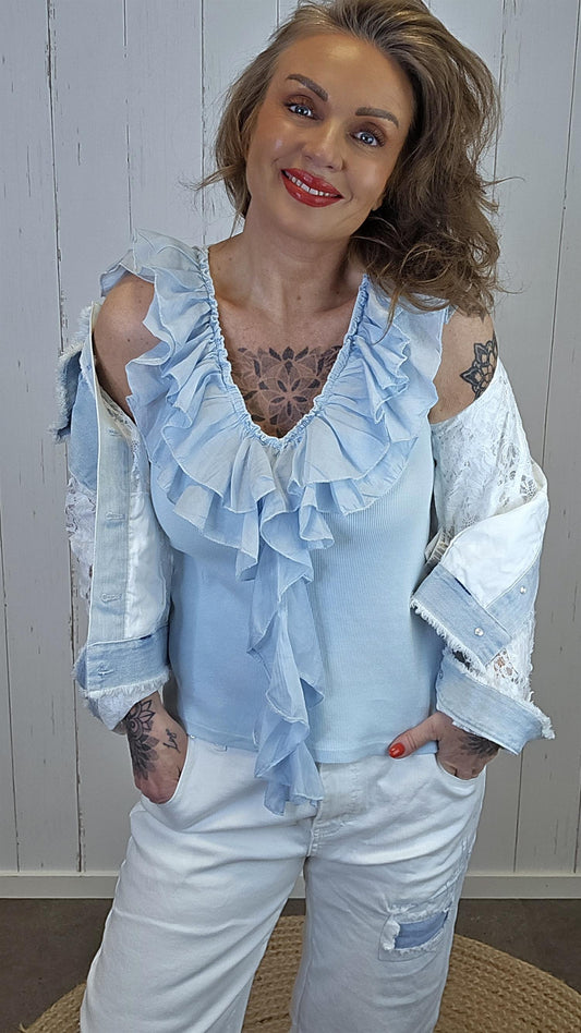 Rebecka ribbet singlet med volanger himmelblå