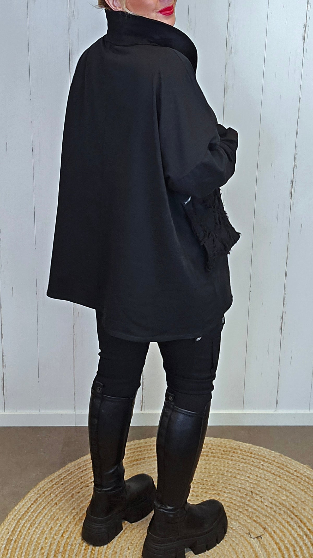 Nadja oversized tunikatopp med drapert hals og broderi