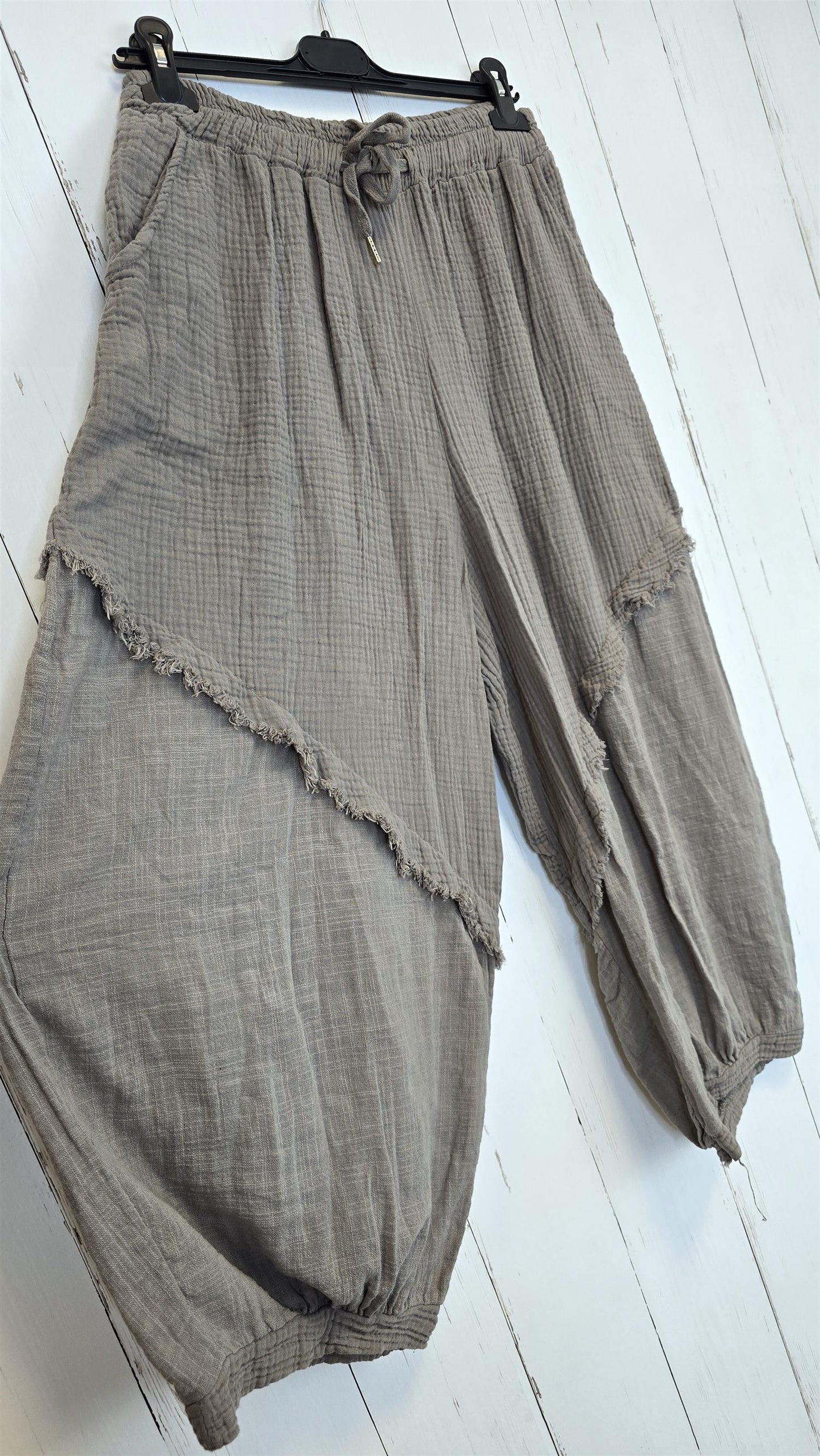 Bomullsbukse med lommedetaljer taupe