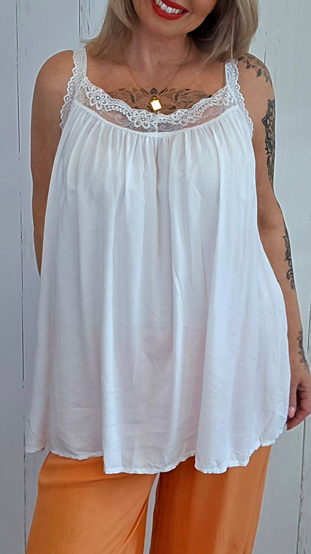 Singlet med blonder hvit