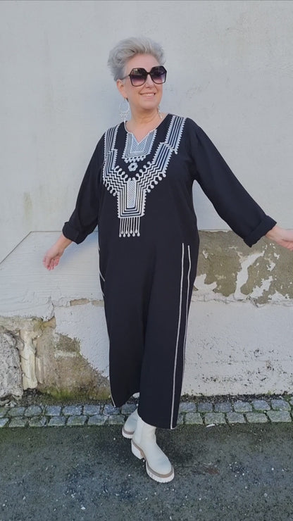 Sort kjole med broderi